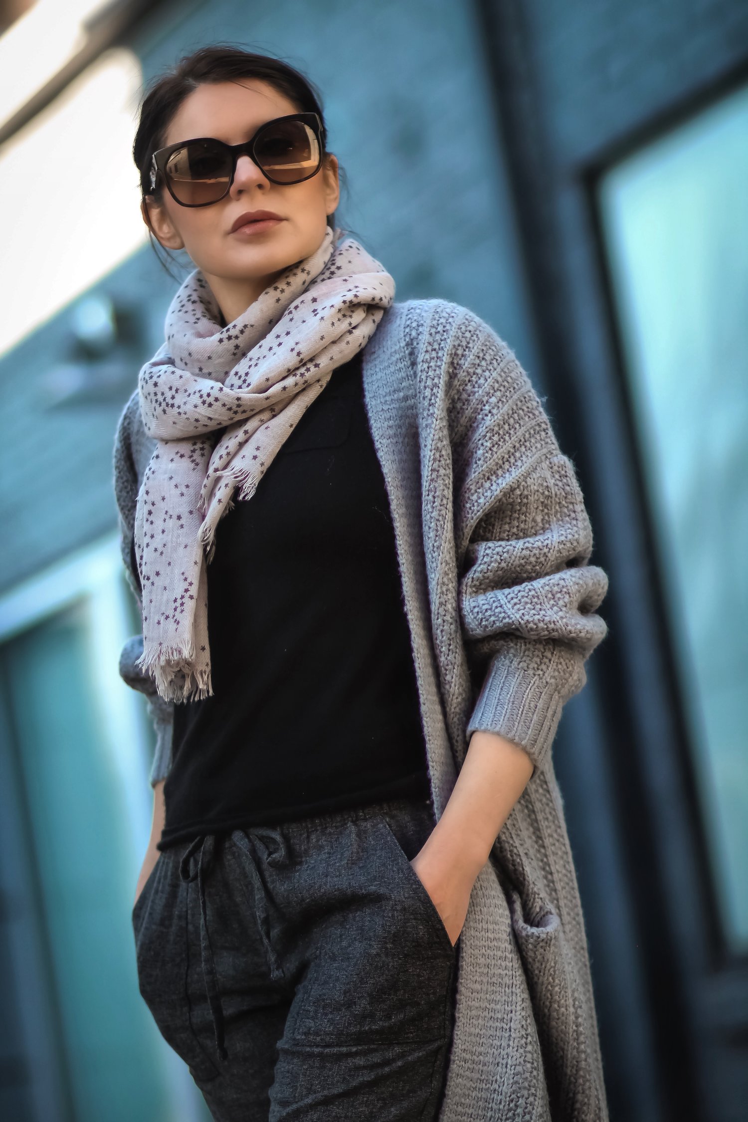 Isabel-Alexander-airport-attire-star-scarf