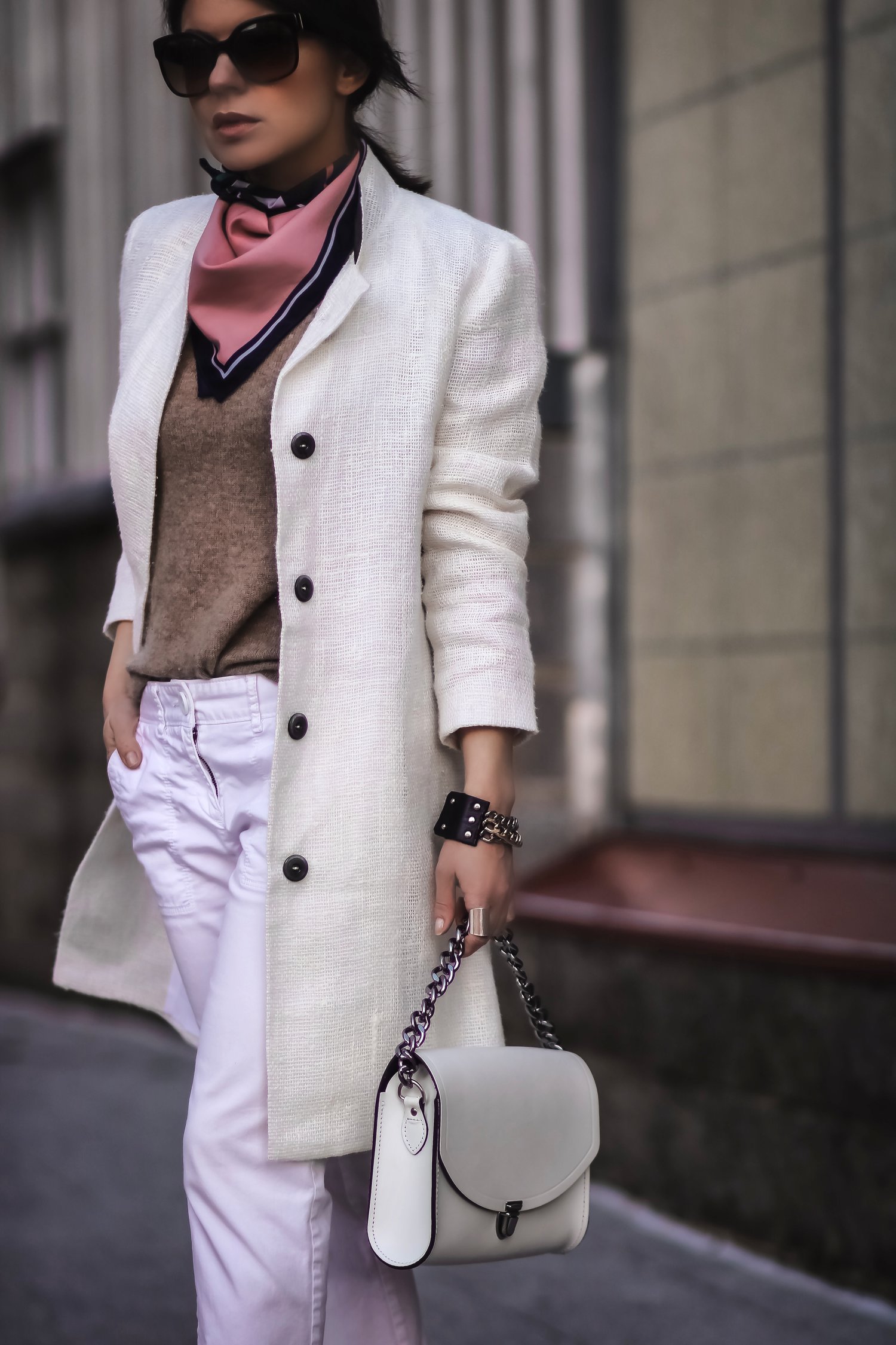 Isabel-Alexander-streetstyle-outfit-white-coat-denim