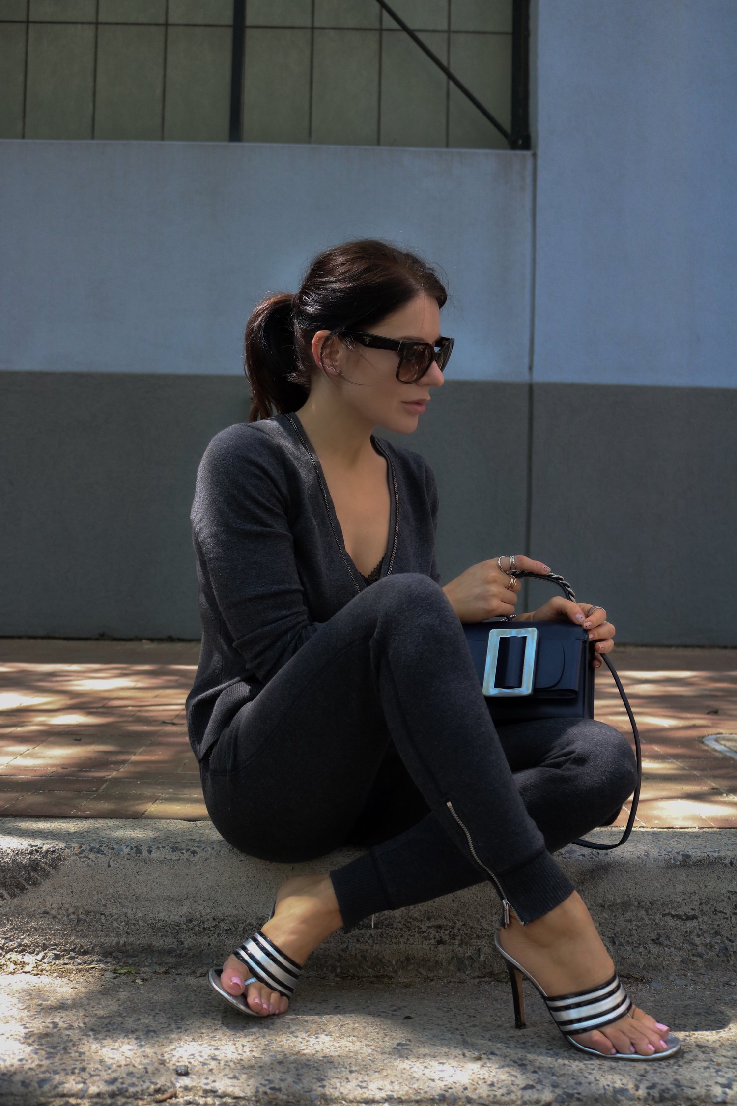 Isabel-Alexander-grey-travel-ensemble-chain-details-Boyy-bag-sitting-down.jpeg