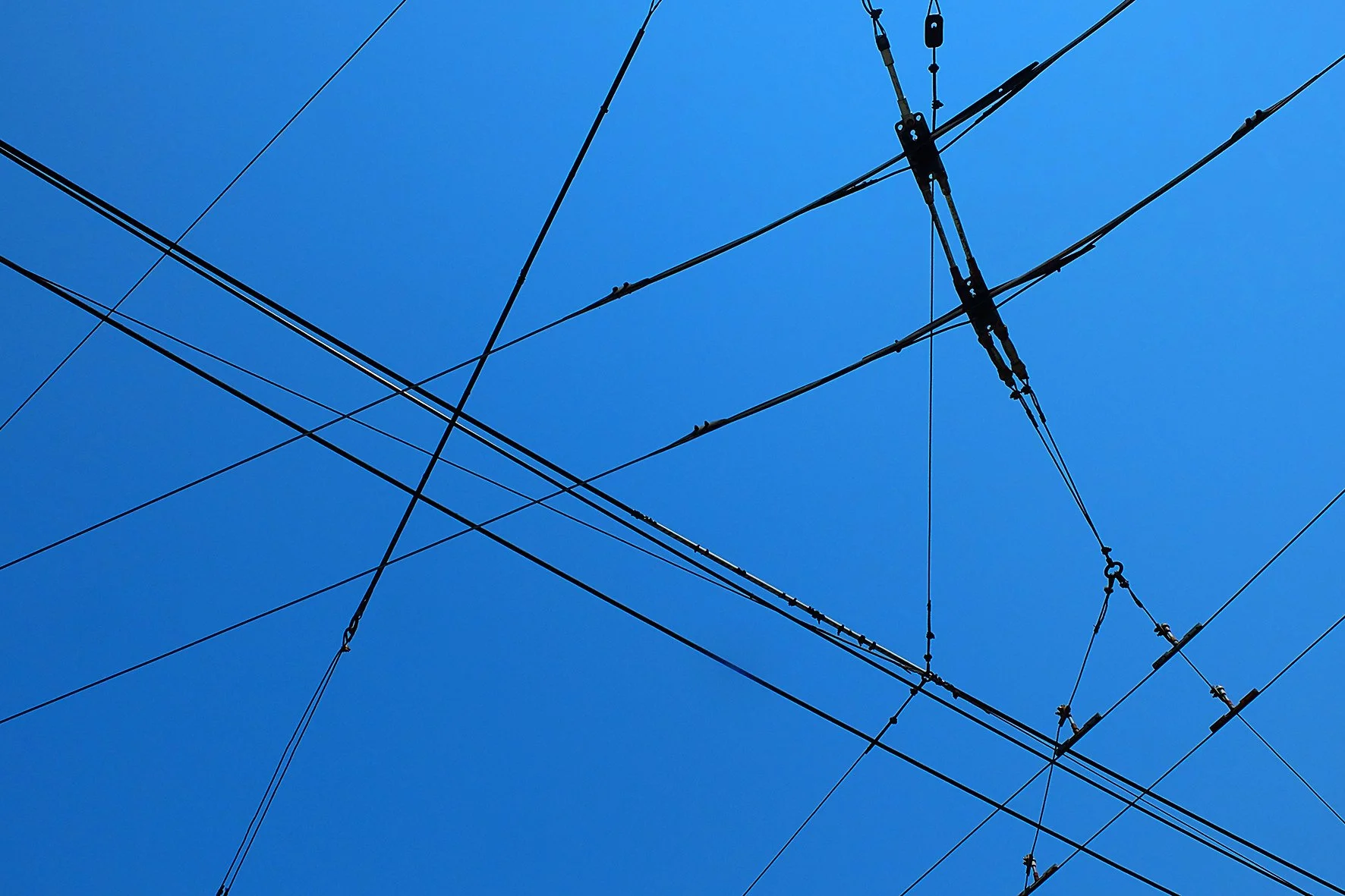 Câbles électriques contre un ciel bleu