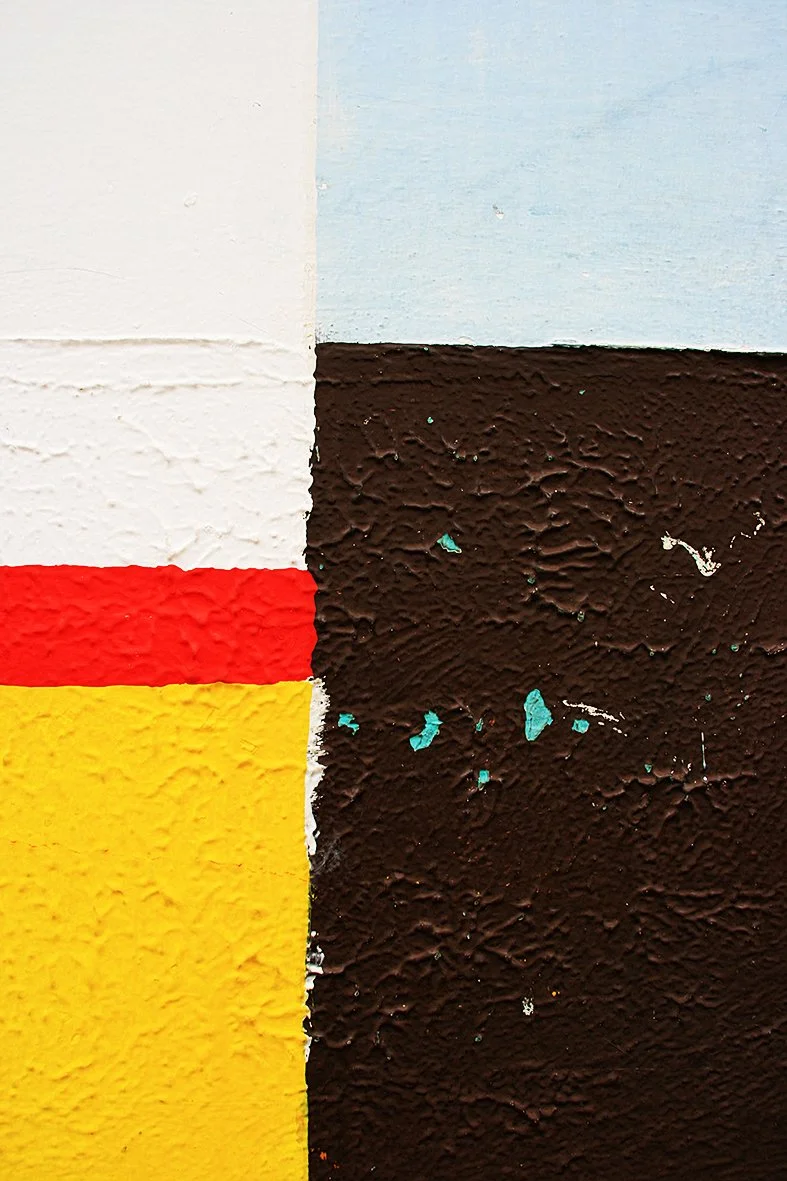 Murs peints avec des blocs de couleurs : blanc, gris clair, rouge, jaune et marron