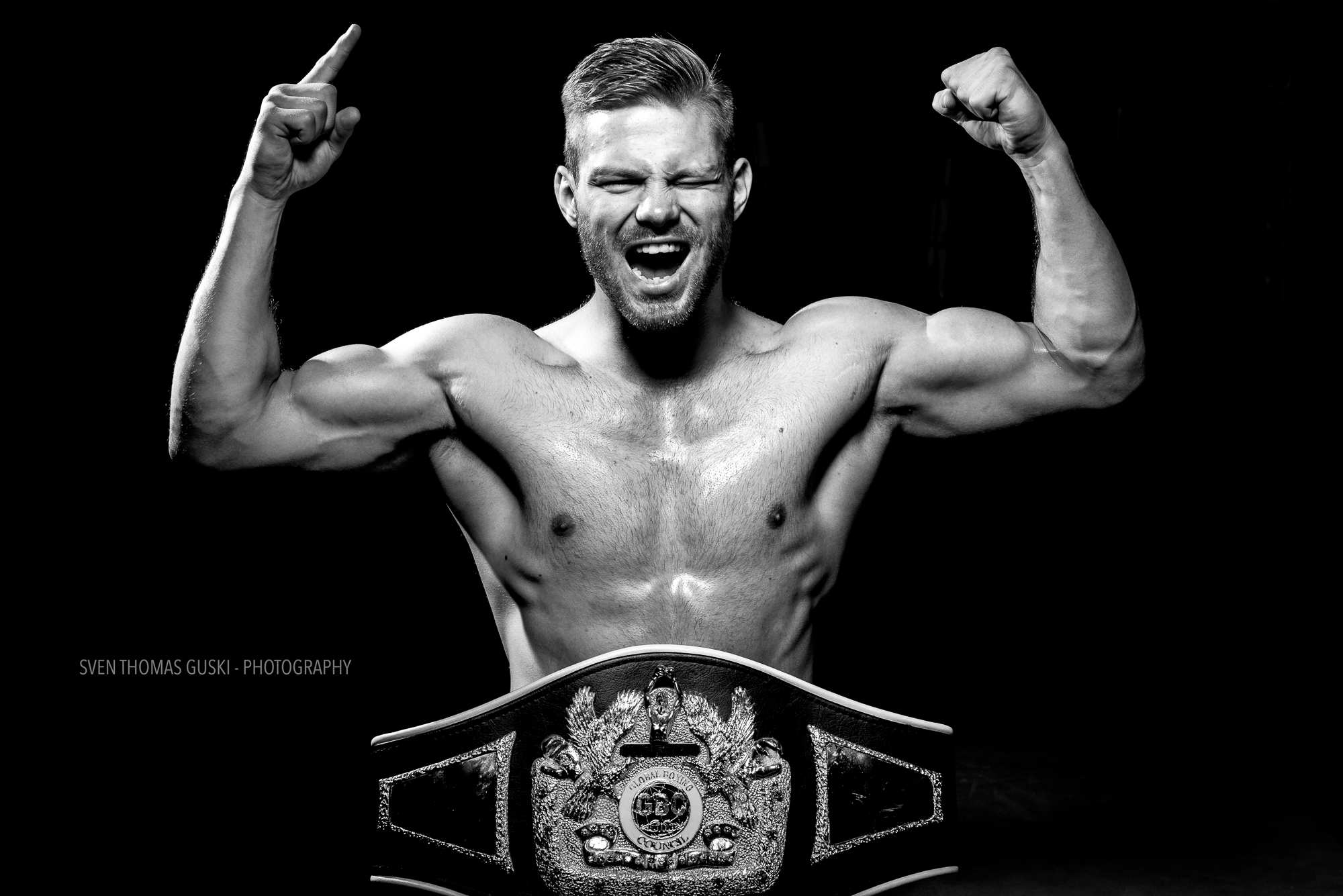 Nikon D810 56mm, 1/160, f8.0, ISO100, Jinbei Freelander II, 50cm Beauty Dish, Nikon SB900 von schräg hinten links