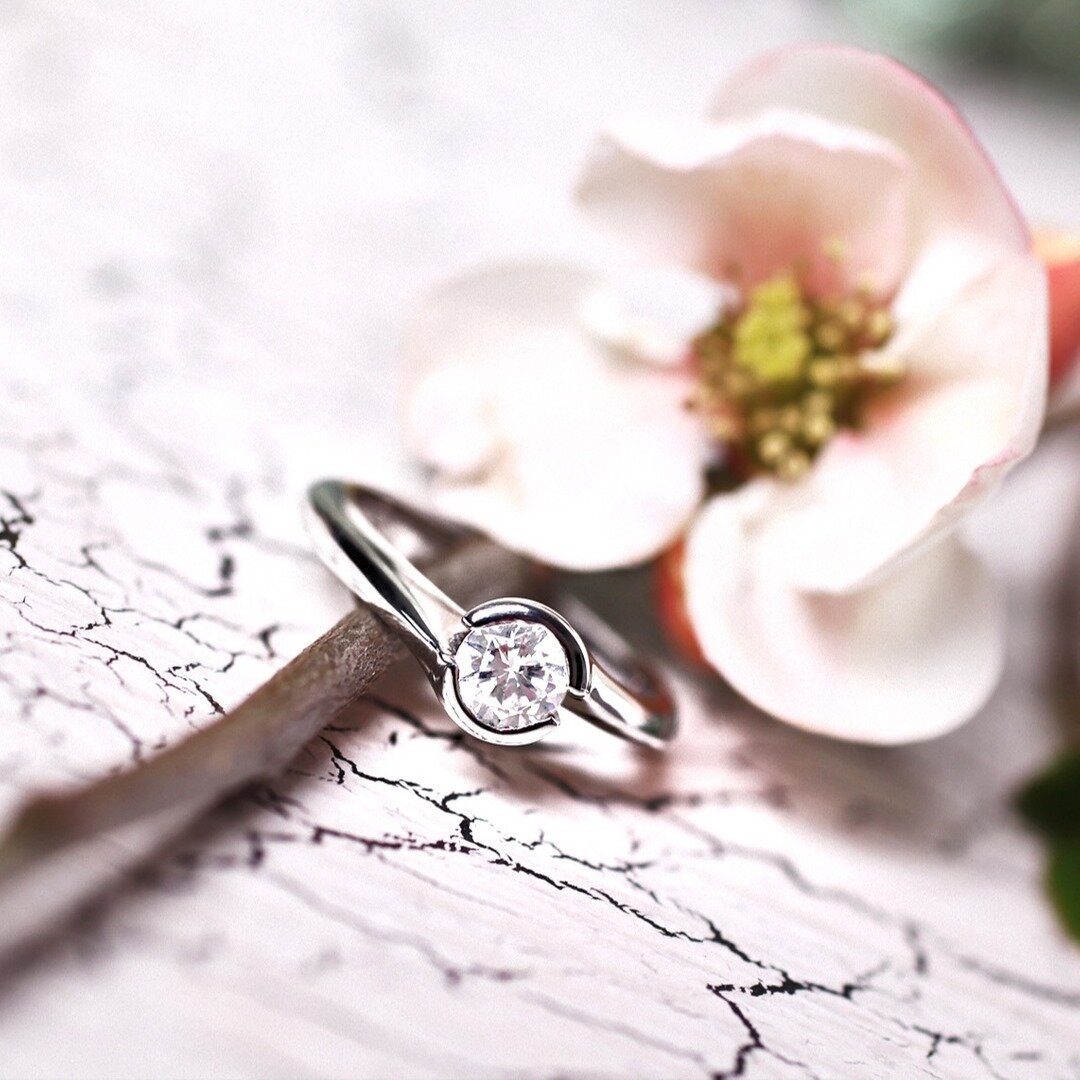 An elegant platinum engagement ring set with a single white diamond. I just love this colour palette. ⠀⠀⠀⠀⠀⠀⠀⠀⠀
📷 @emmahurleyphotography⠀⠀⠀⠀⠀⠀⠀⠀⠀
.⠀⠀⠀⠀⠀⠀⠀⠀⠀
.⠀⠀⠀⠀⠀⠀⠀⠀⠀
.⠀⠀⠀⠀⠀⠀⠀⠀⠀
.⠀⠀⠀⠀⠀⠀⠀⠀⠀
.⠀⠀⠀⠀⠀⠀⠀⠀⠀
#bespokejewellerydesign #bespokejewellerydesigne
