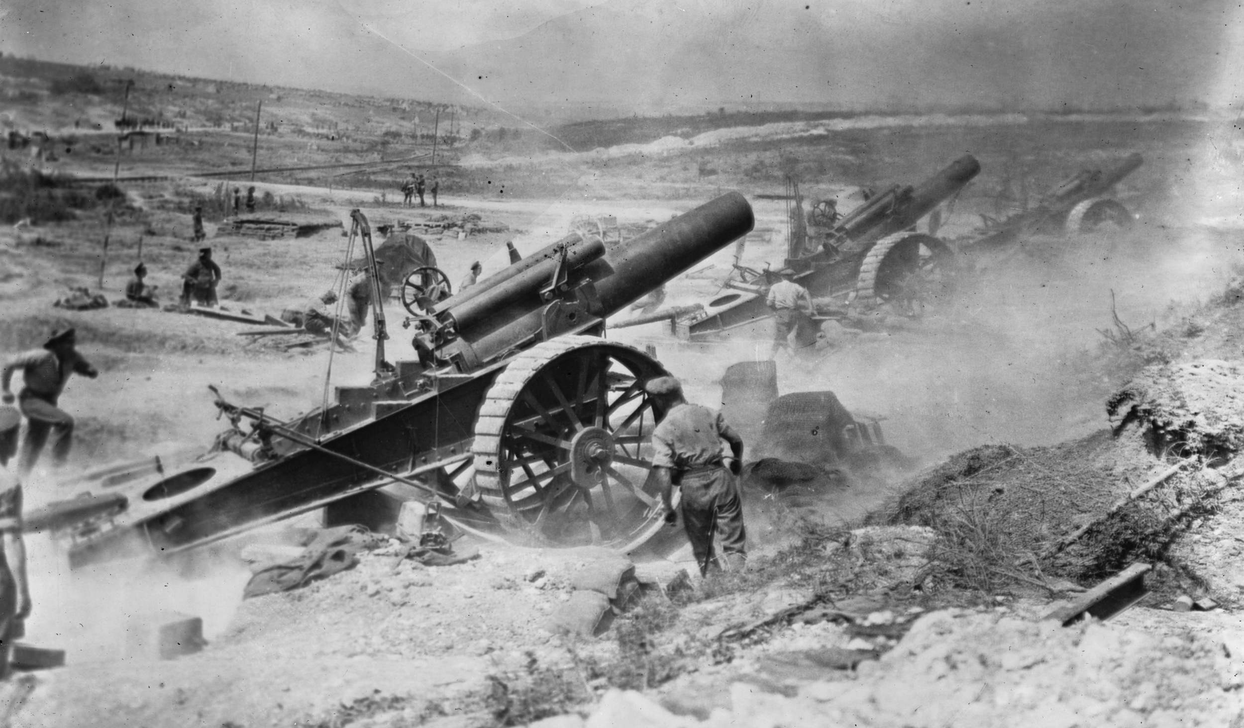 British heavy guns in action on the Western Front, 1916.