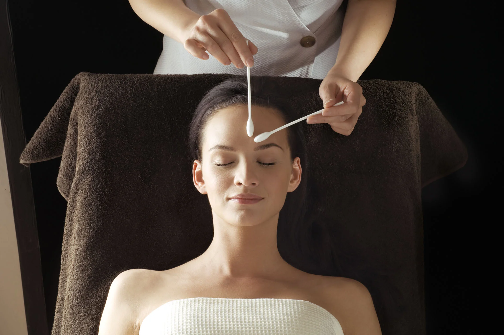 Vital Defense Treatment to prevent aging, anti-oxidant, anti-pollution 60 minutes 270 Lei The shield against damage to protect the beauty of youth that is advised for all skins lacking vitality, for those with uneven complexions, smokers and city-dwellers who are permanently engulfed in pollution. Advised for young skins (25-35 years) to fight aging caused by external aggression and all skins that are dull and need more vitality