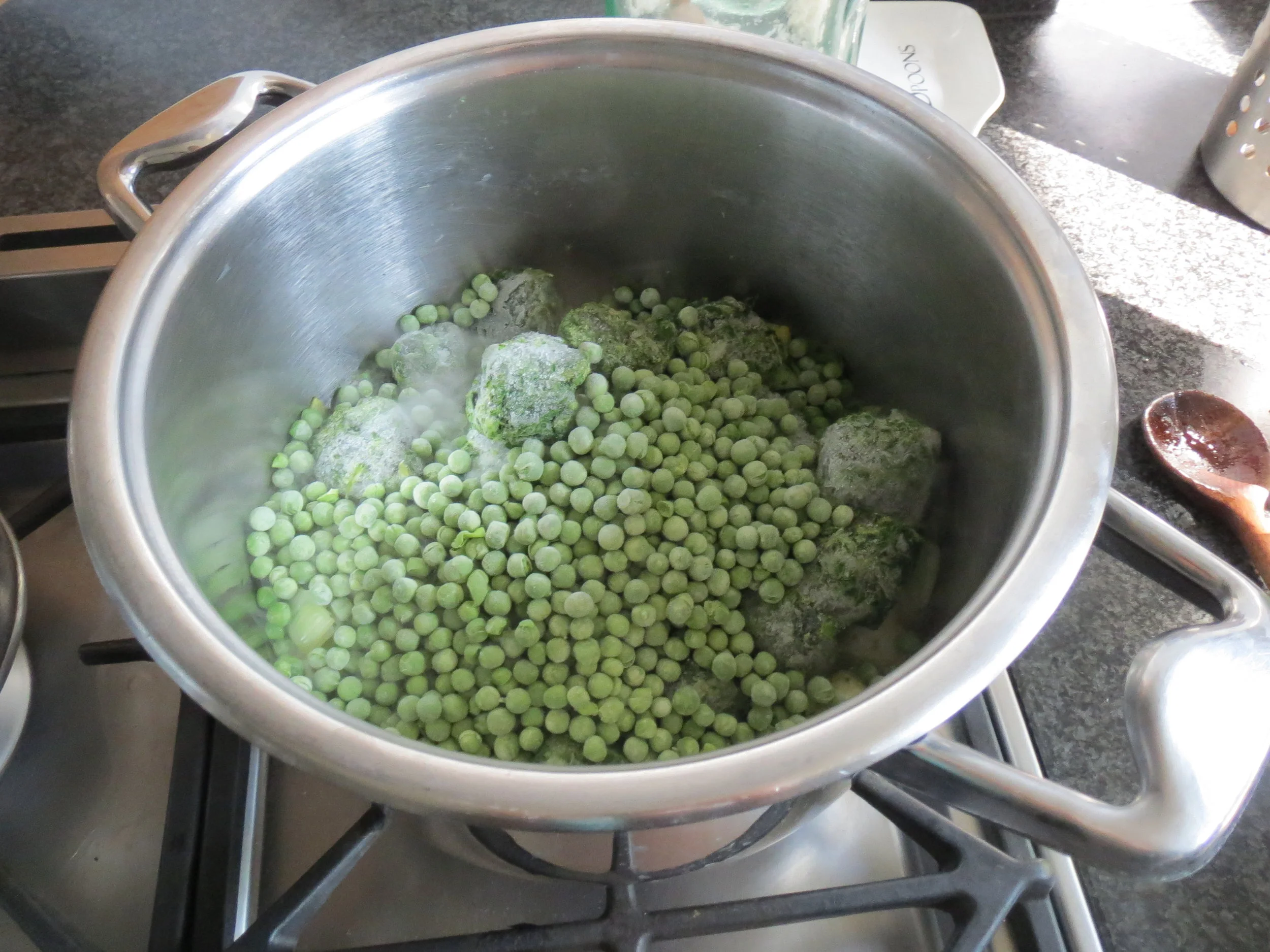 10 minute soup - leek, spinach and pea