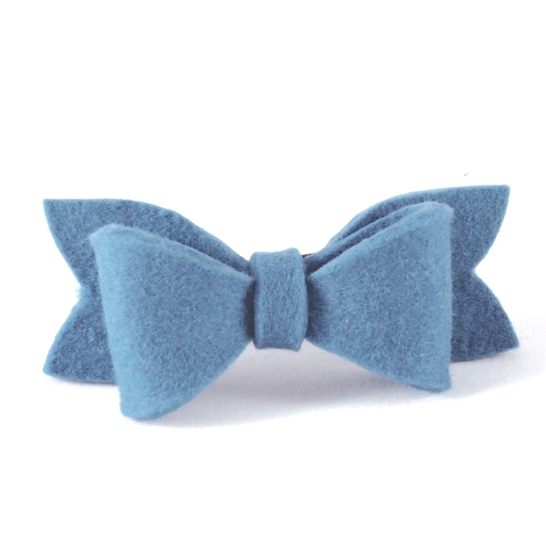 barrette en feutre forme noeud, bleu ciel porcelaine