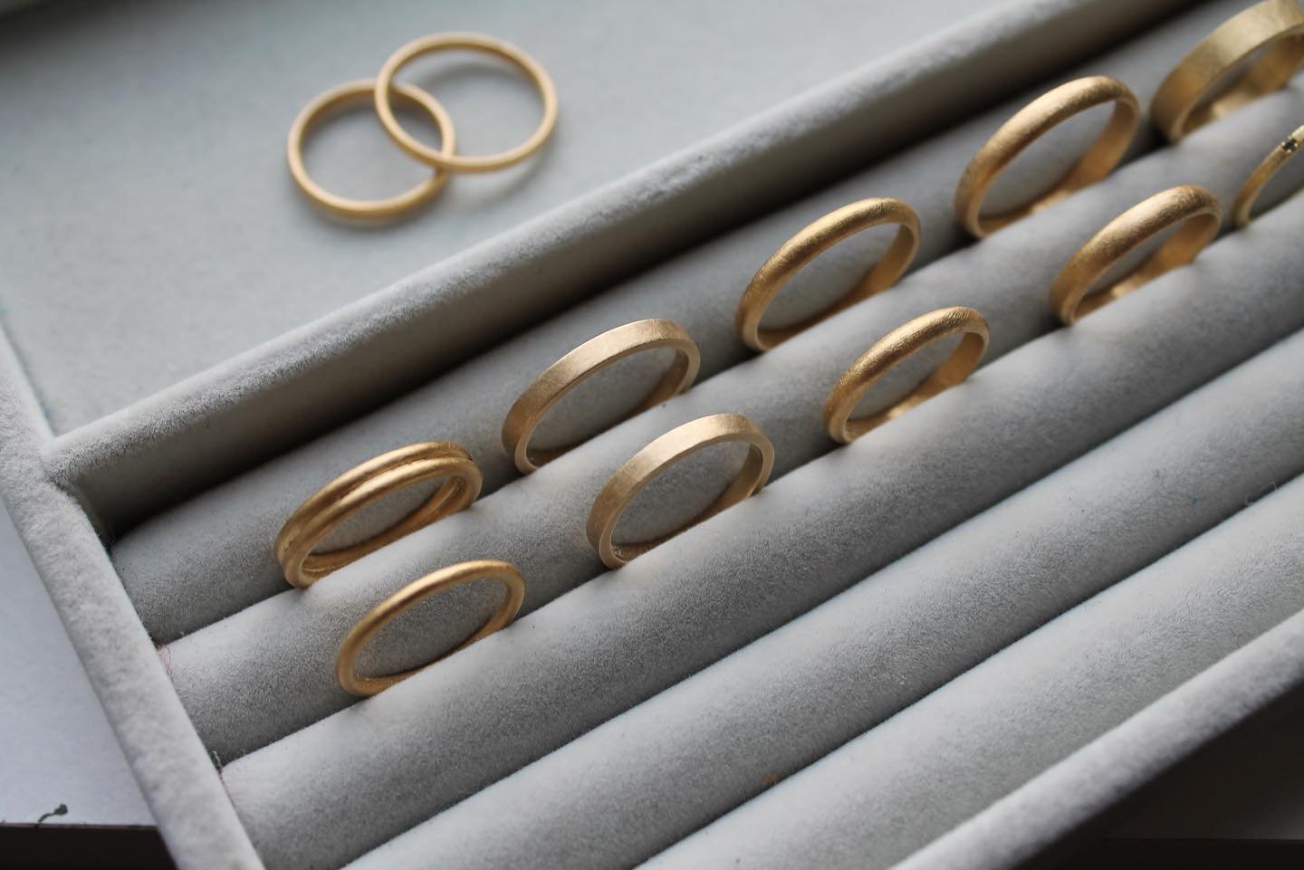 Wedding bands 💛 made by hand in my London studio. Which means that if you like a specific profile but want it slightly thicker or maybe you want a different colour gold, I can make that for you!  Book in a meeting to come try them on and choose your