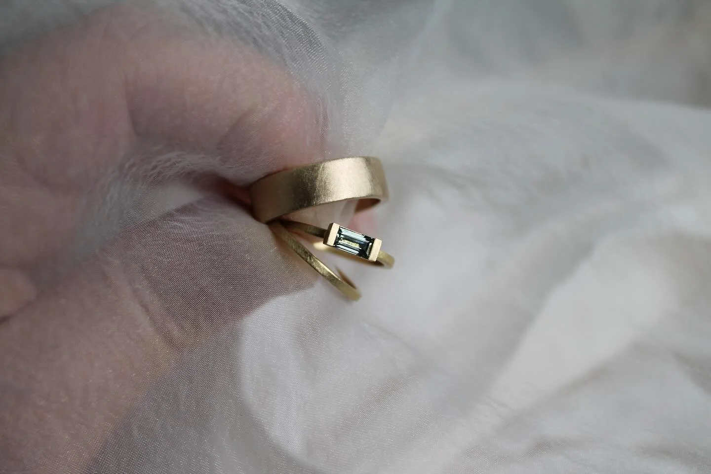 Sarah + Kevin = 💕💍
Sarah and Kevin visited the studio to try on rings in my collection. They also wanted to see gemstones in shades of green and blue, which I sourced ahead of our meeting. Sarah chose a beautiful pale green baguette-cut sapphire wi