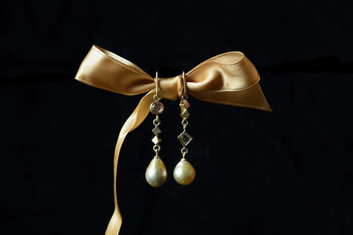 Last week to get your orders in for this year 🎁
You have until the 12th December!
You can choose special deliver, pick up from the studio or pick up in Oslo (17-22nd)
📸 of yellow pearl earrings