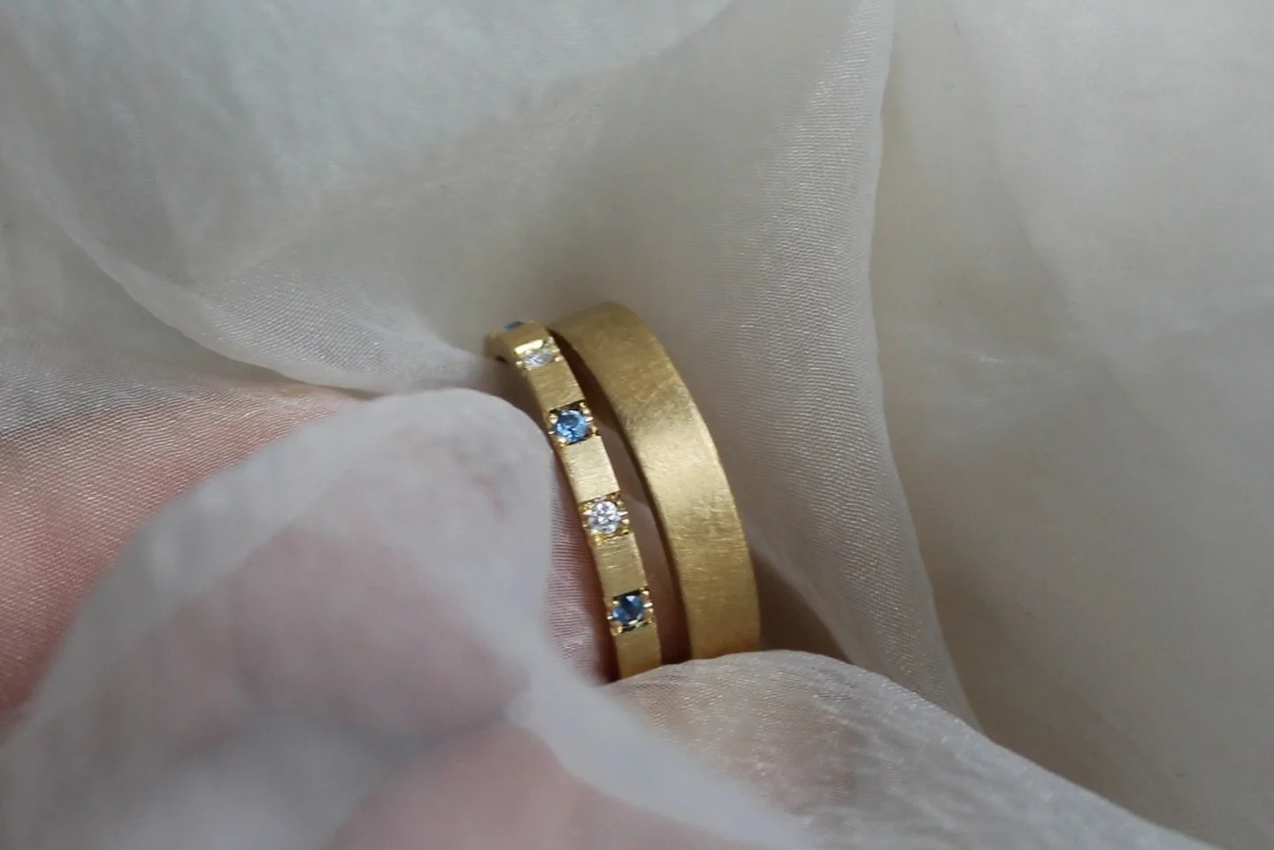 Have you been watching Love Story: JFK Jr. and Carolyn Bessette?

When I saw the episode with the proposal, Carolyn&rsquo;s ring reminded me of one of my recent bespoke eternity designs &mdash; alternating blue sapphires and diamonds.
I love that s