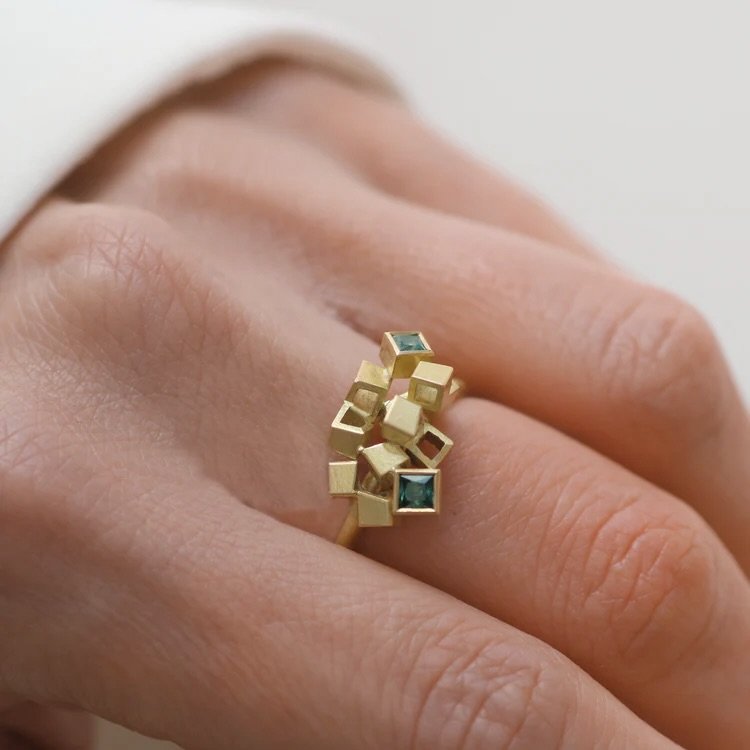Last chance to see the OOAK Princess Cut Sapphire Cluster ring @diana_porter_shop 

As part of their One of a Kind &bull; Ring Exhibition

I loved making this ring for the exhibition, combining two princess cut sapphires with different shades of teal