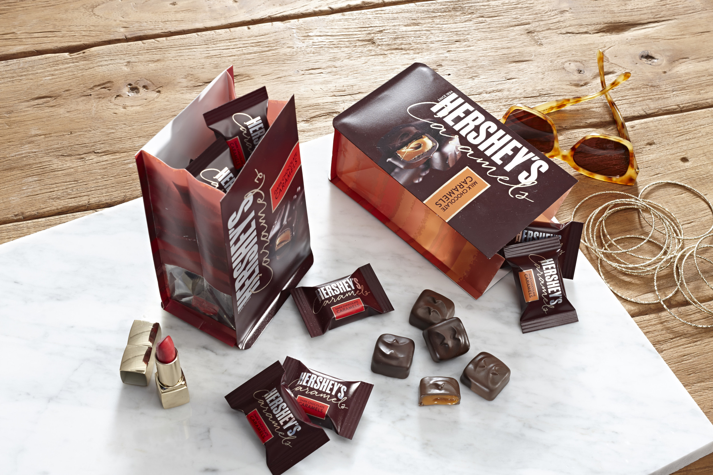 Hersheys_milk_dark_bags_pieces_overhead_01_props.jpg