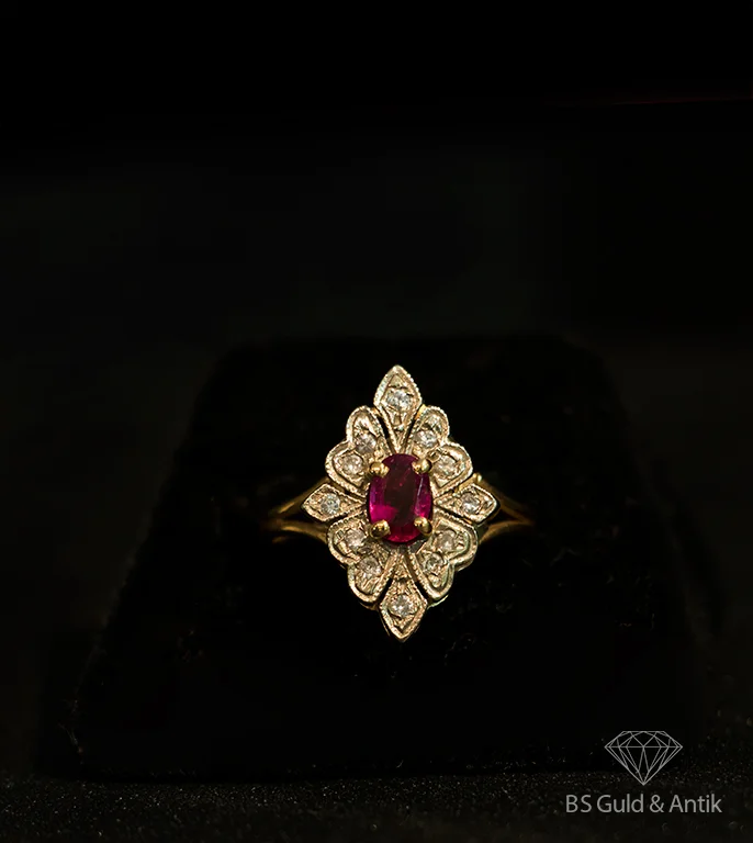  Rubin och briljant ring 18 k.&nbsp;  Vikt: 3,1 gram  Storlek 17 (53)  4699:- 