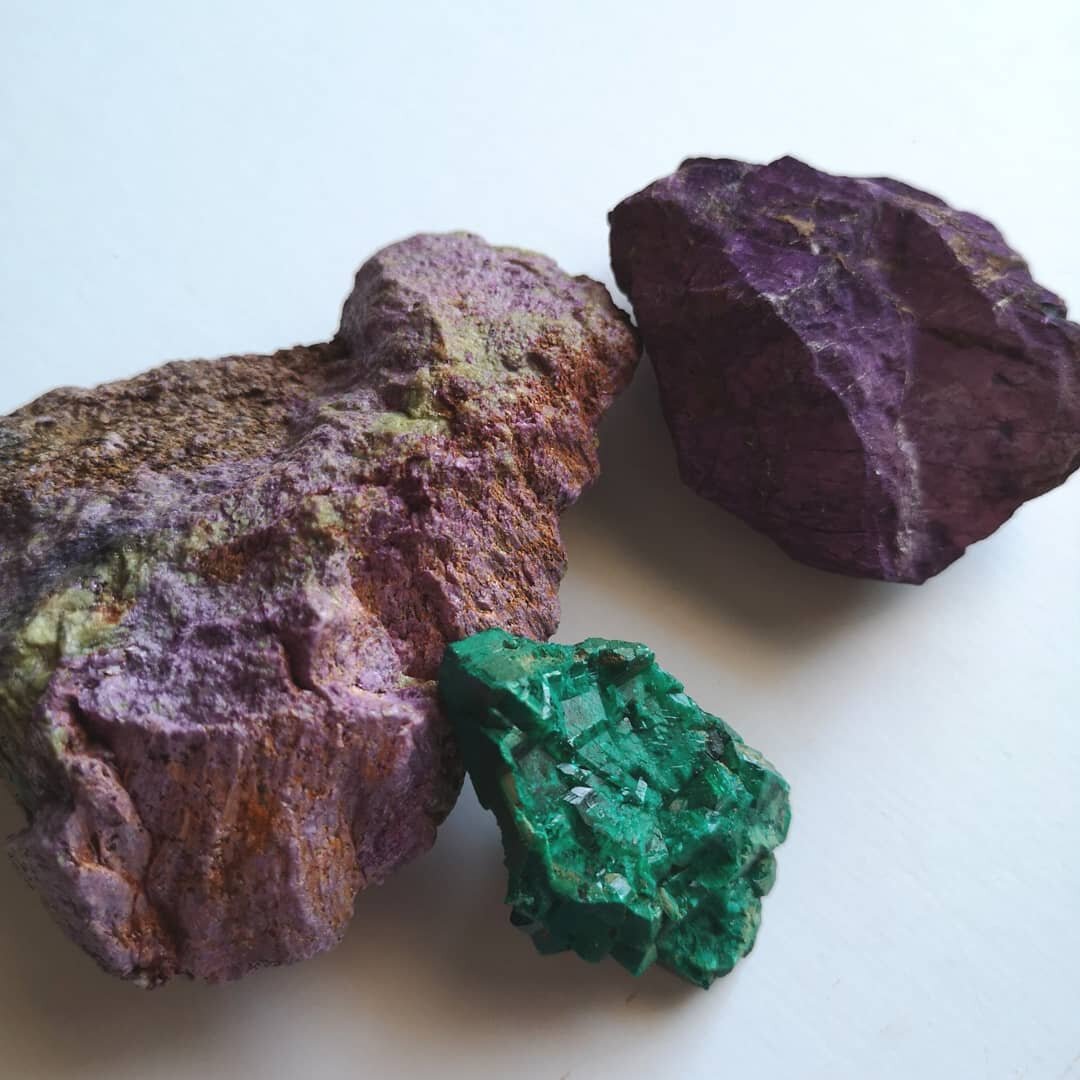 Yesterday I went to assist my good friend and rock purchase enabler @therubiesmellow, and came home with some minerals I didn't even know existed!

Purpurite is a metalic purple, and it shines like that high-vis reflective tape. Stichtite has gorgeou