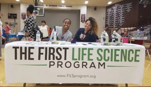 FiLS volunteers Rhea and Christina, ready to WOW the kids!