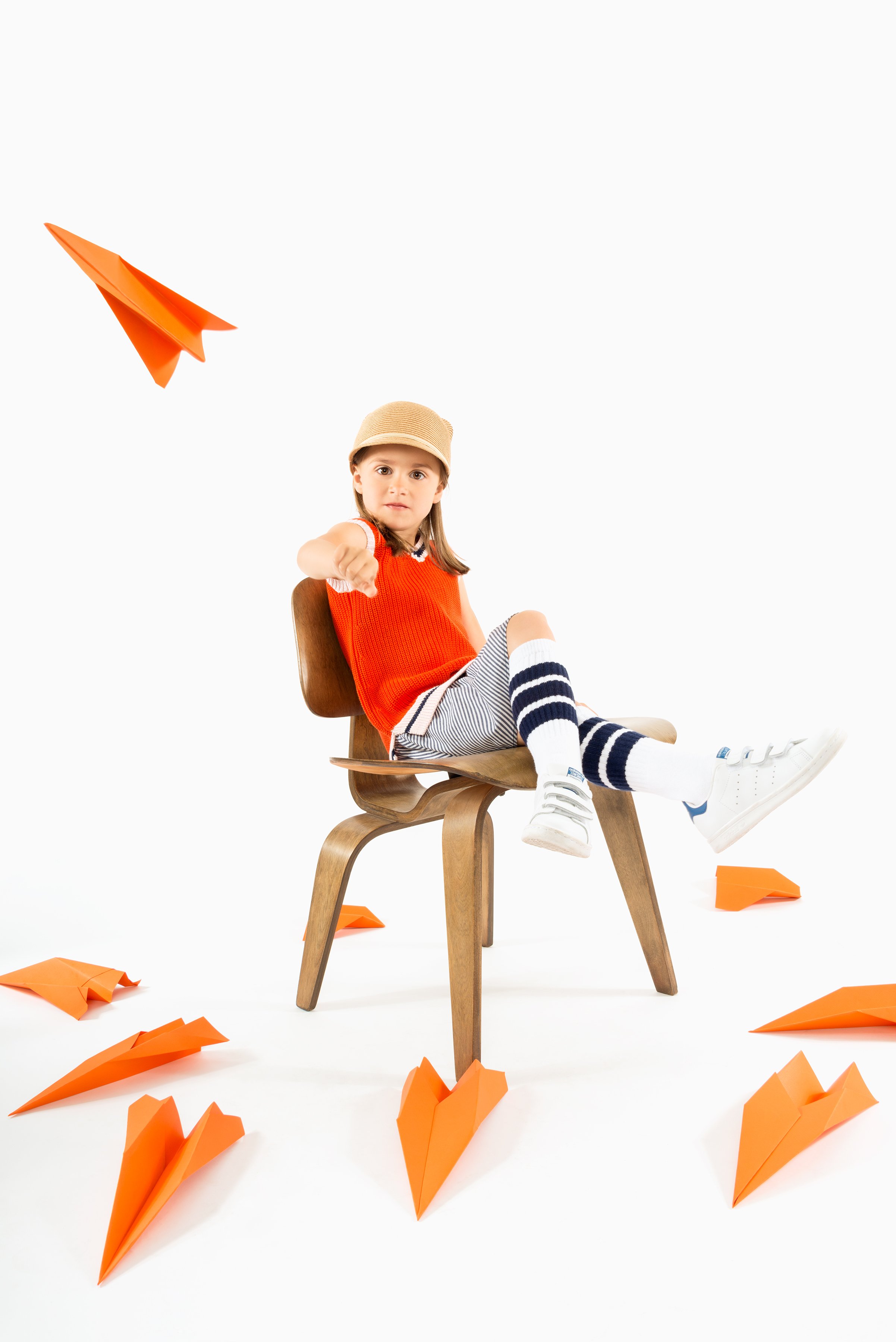paper-airplane-modern-children-photography-fashion-pose-pgh