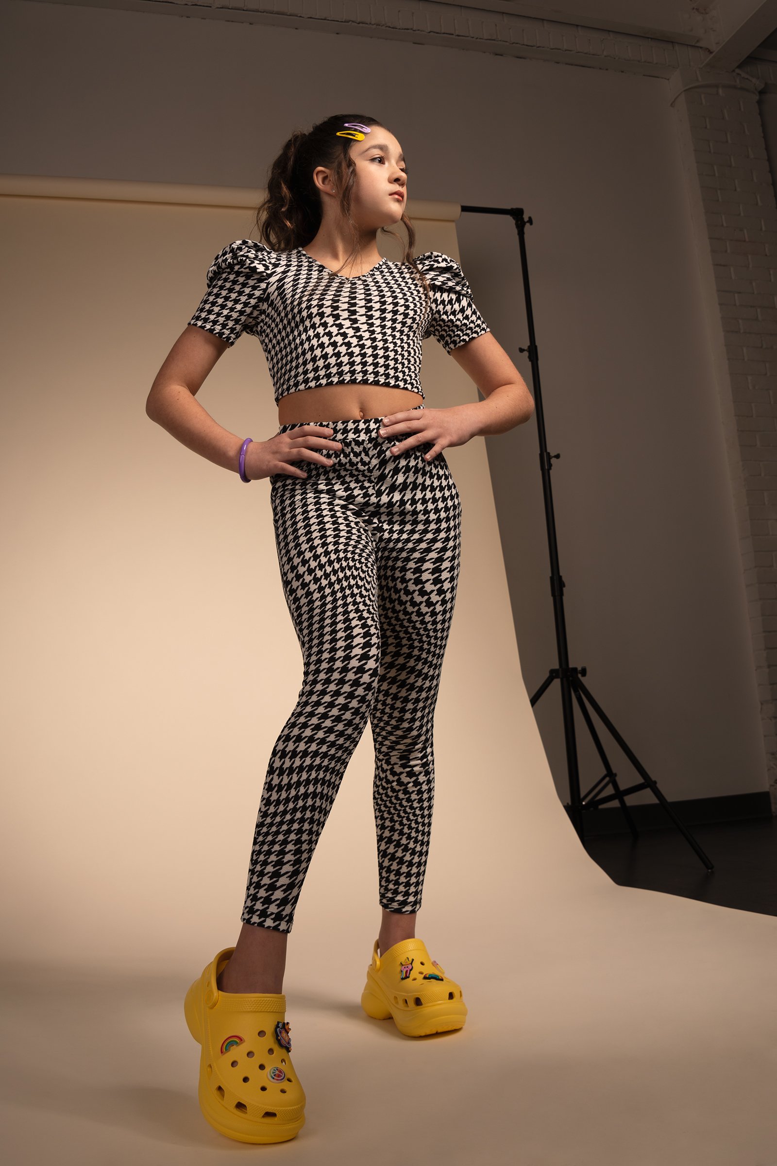 tween-girl-houndstooth-crocs-fashion