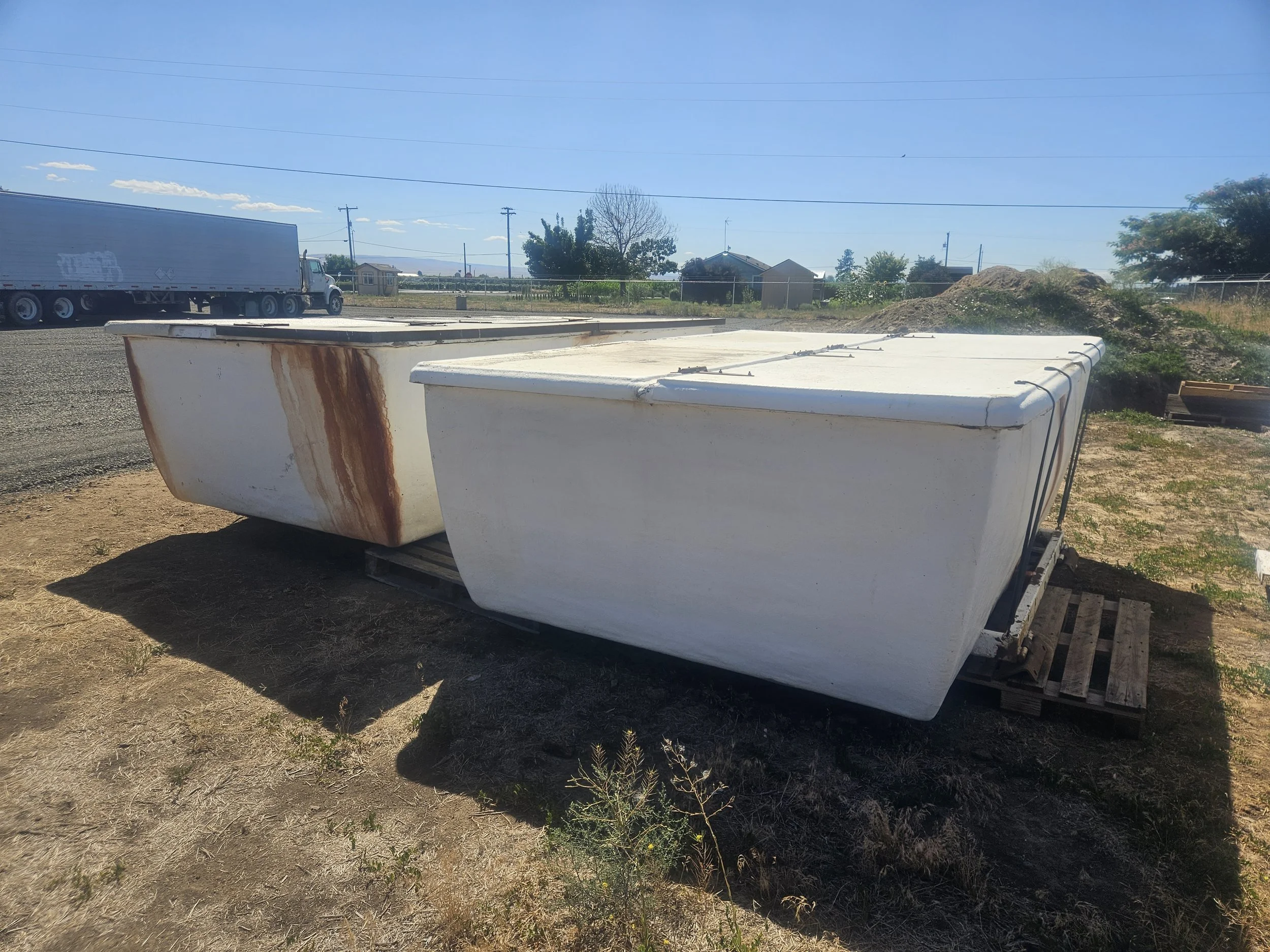 Grage tub with lid for trailers