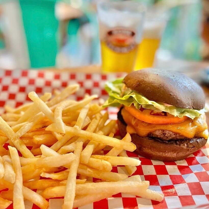 Happy Aloha FRY-YAY everyone!
Treat yourself to a burger and fries to get you through the weekend!
-
PC: @kaukau_hawaii 
#bestburger #grassfedbeef #bigislandbeef #beef #burger #burgerlife #burgers #hamburger #cheeseburger #localingredients #honolulub