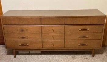 I found this mid-century modern little beauty on Craigslist (free) and did my first refinishing project. Thanks to @melmadefurniture for the color inspiration! May have found a new hobby.