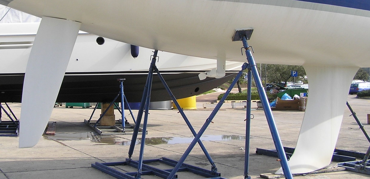 Source: https://upload.wikimedia.org/wikipedia/commons/f/f3/Saildrive-First-40.7.JPG