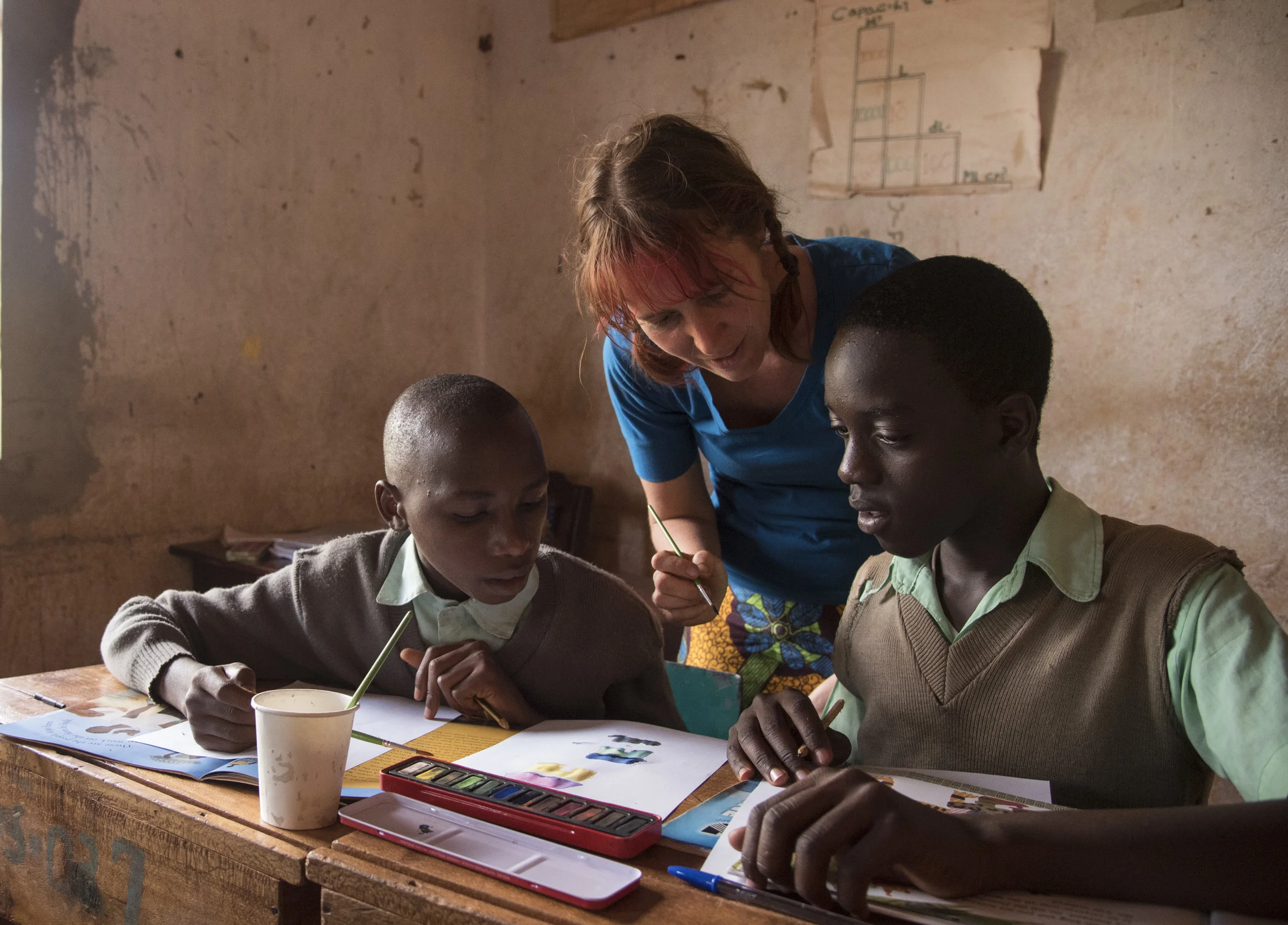  Suzanne Payne helps students paint with watercolors at a school in Kasigau, Kenya on June 7, 2016. 