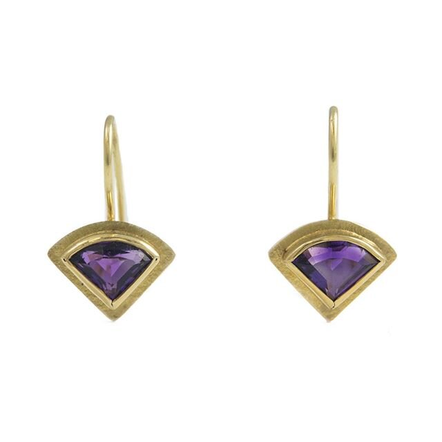 Beautiful amethyst dangles in 18k gold! Perfect for a loved one with a February birthday!

#amethyst #earrings #handmadejewelry #jewelrygram #instajewelry #jewelrygram #oneofakind #februarybirthstone #birthstone #18k #portland #maine #southernmaine #