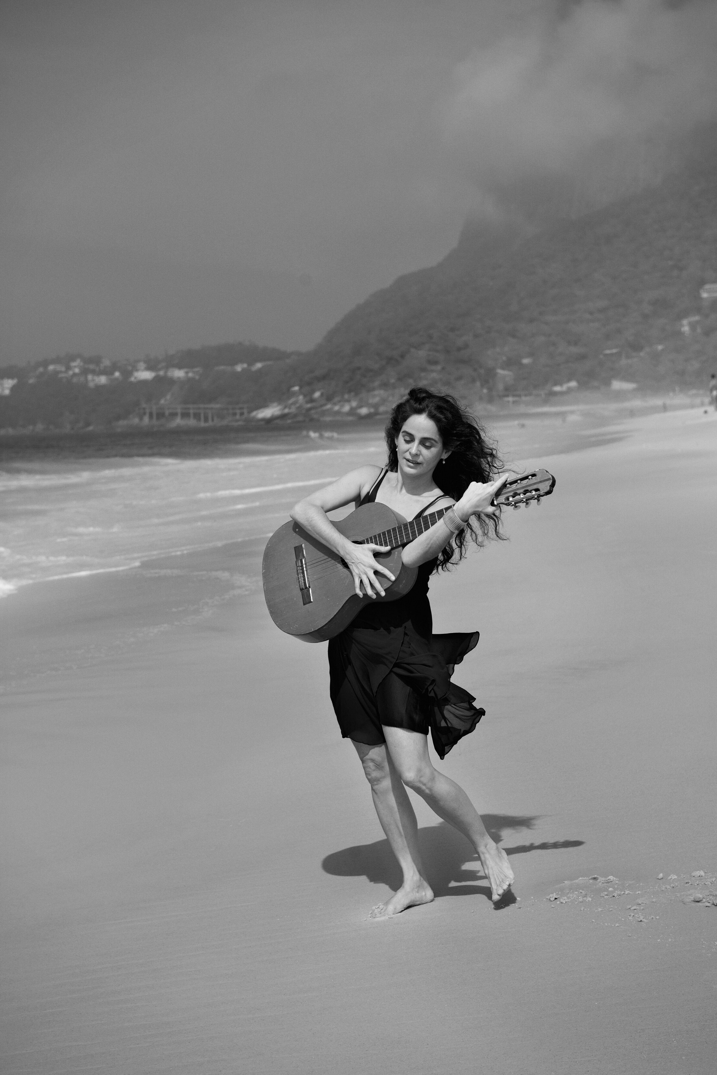 Mariana de Moraes holding Vinicius' Guitar, Rio de Janeiro, 2013.jpg