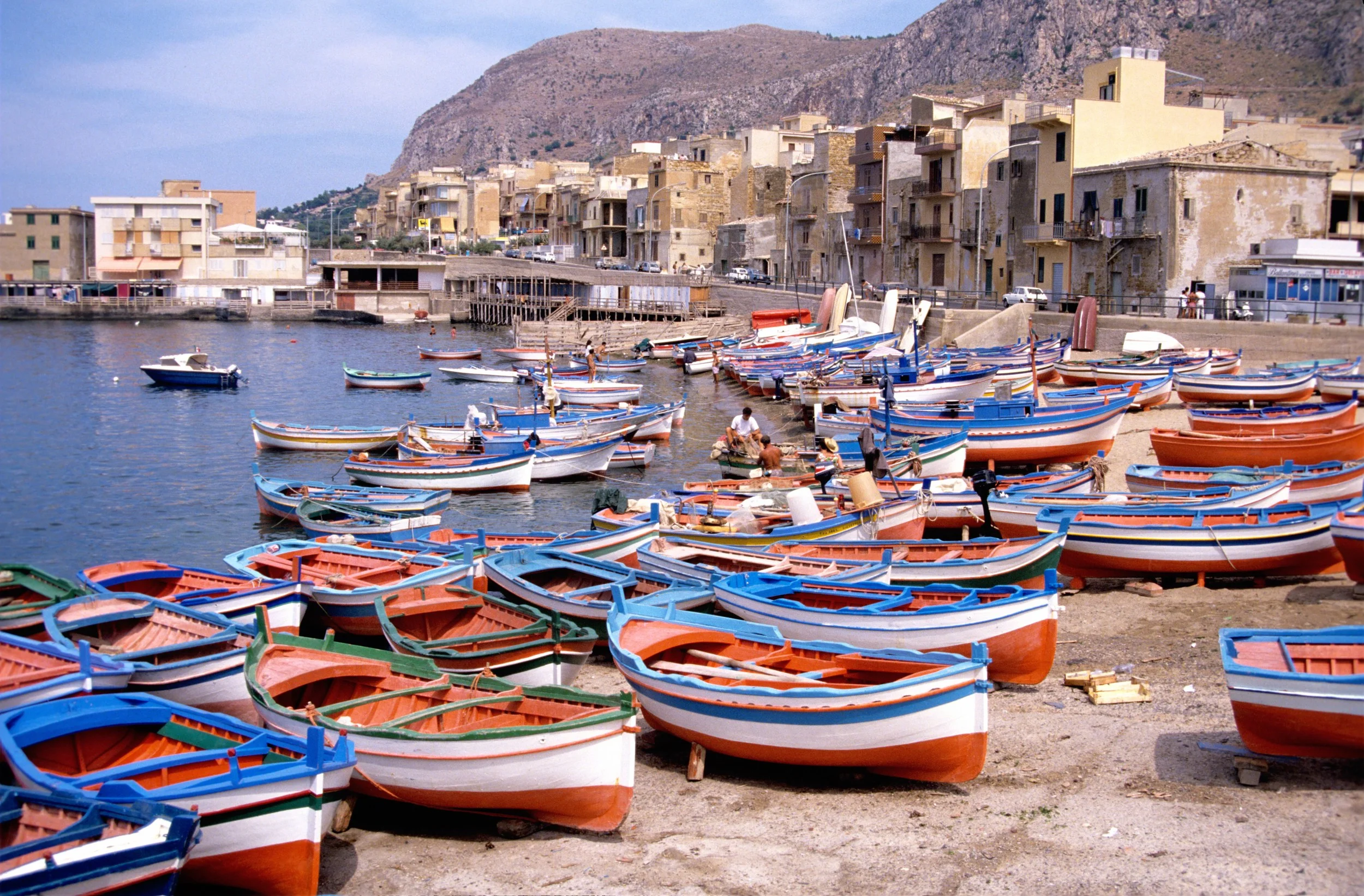 Barques_de_pêche_sur_la_plage_d'_Aspra_(1).jpg