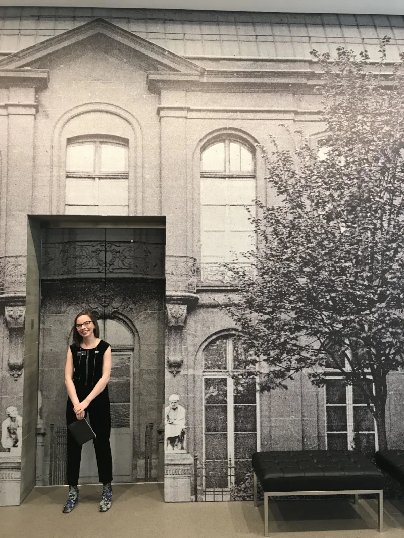 The starting point of the exhibition design is an elevator door in the middle of a wall using the exterior of the École des Beaux-Arts, an art school in Paris that women were not allowed to study in for a long time. Since the women whose work is shown in the exhibition faced so much opposition, the elevator symbolizes that today, as their art is celebrated, the doors are being thrown open.