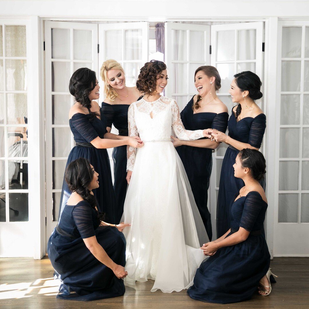 A #bride without her bridesmaids it&acute;s not fun. Make sure to show all your love to your bridesmaids 💕✨

Ph: @linandjirsa