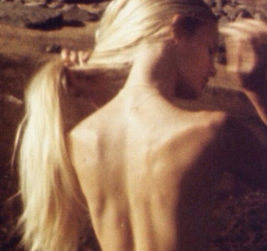 ph. unknown - via Lisa Says Gah .