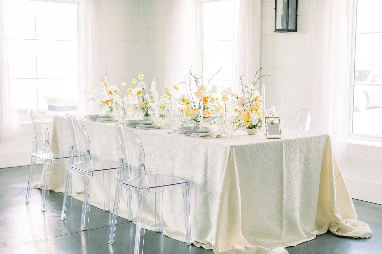 White and yellow summer wedding table inspiration.