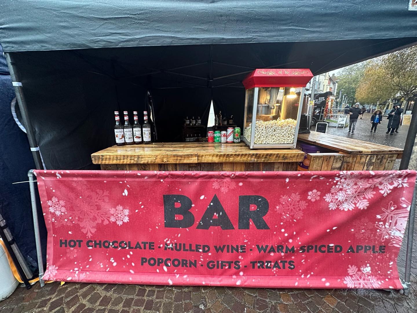 Drop by far a mulled wine at the Folkestone lights switch on today! 

#kentwedding #kent #kentweddings #kentmobilebar #mobilebartender #barhire #weddingbar #wedding  #henparty #cocktailsofinstagram #mixology #maidstone #folkestone #ashford #gravesend