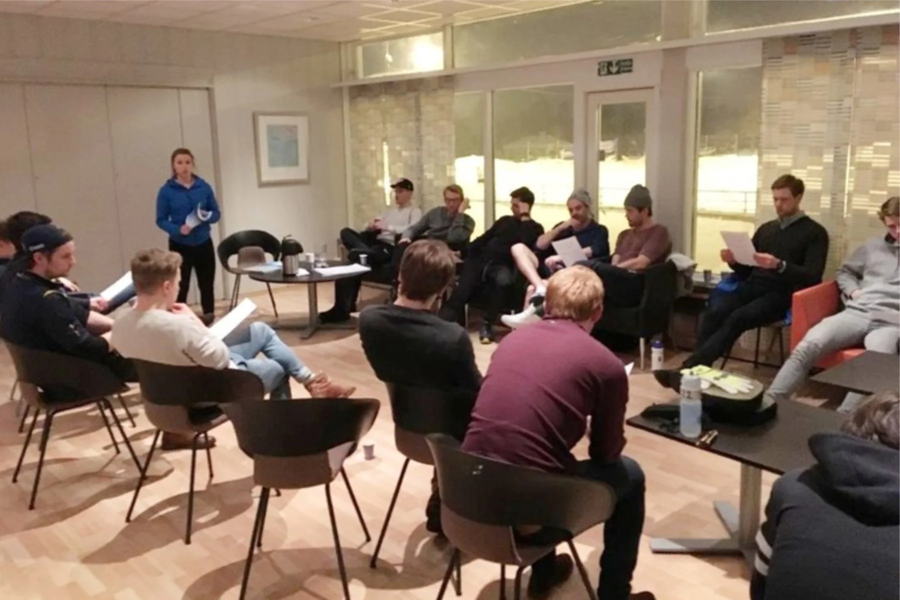 Fysioterapeut Ane Selseth holder foredrag til spillergruppen, om optimalt kosthold før, under, og etter kampene. FOTO: Fokusklinikken