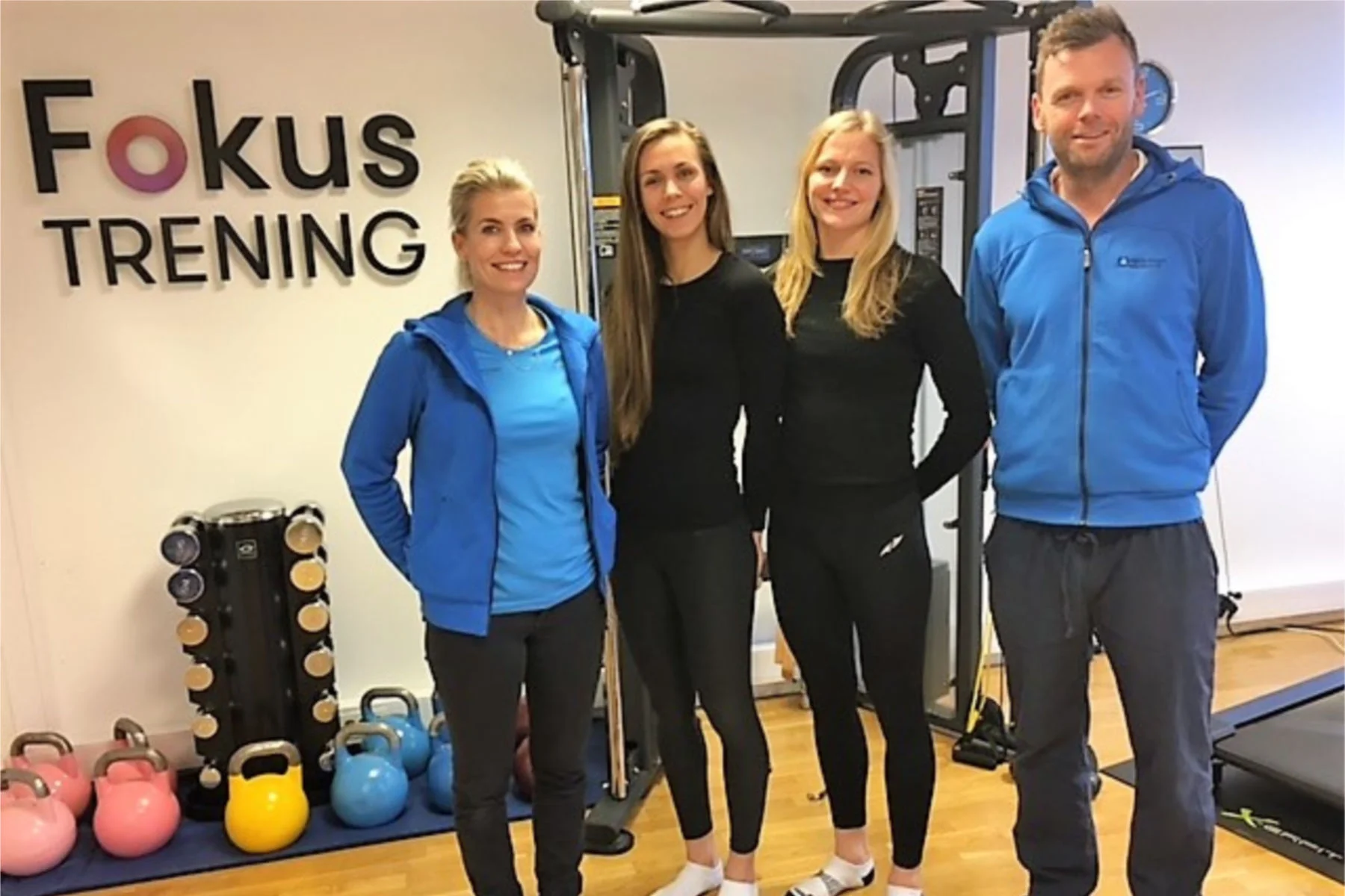 Jentene på besøk på Fokusklinikken. F.v.: Fysioterapeut Camilla Artmeyer, landslagsutøverne Oda Ulveseth og Ingrid Lunde, og kiropraktor Anders Bjercke.