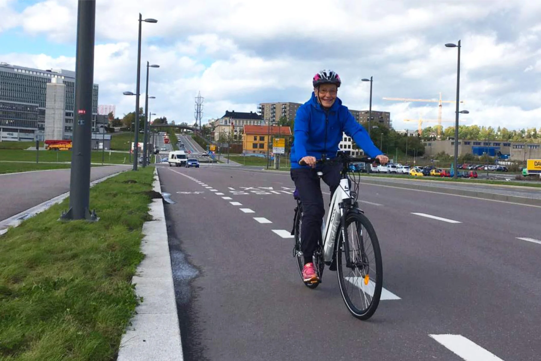 Anne-Marie Ørud (72) tester en Buddy Bike Ui5 L og stortrives.
