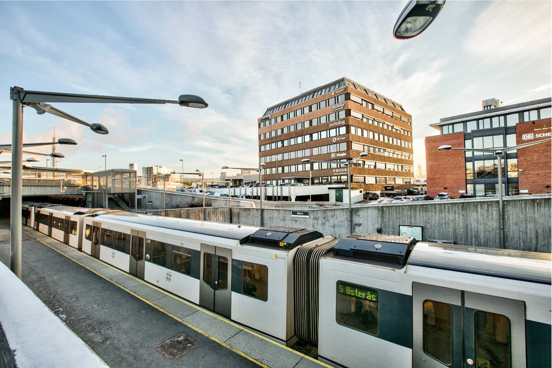 Fokusklinikken Økern holder til i 2 etg. i "Bohusbygget", rett ved Økern T-bane og busstasjon. Vi har gratis parkering rett utenfor inngangspartiet.