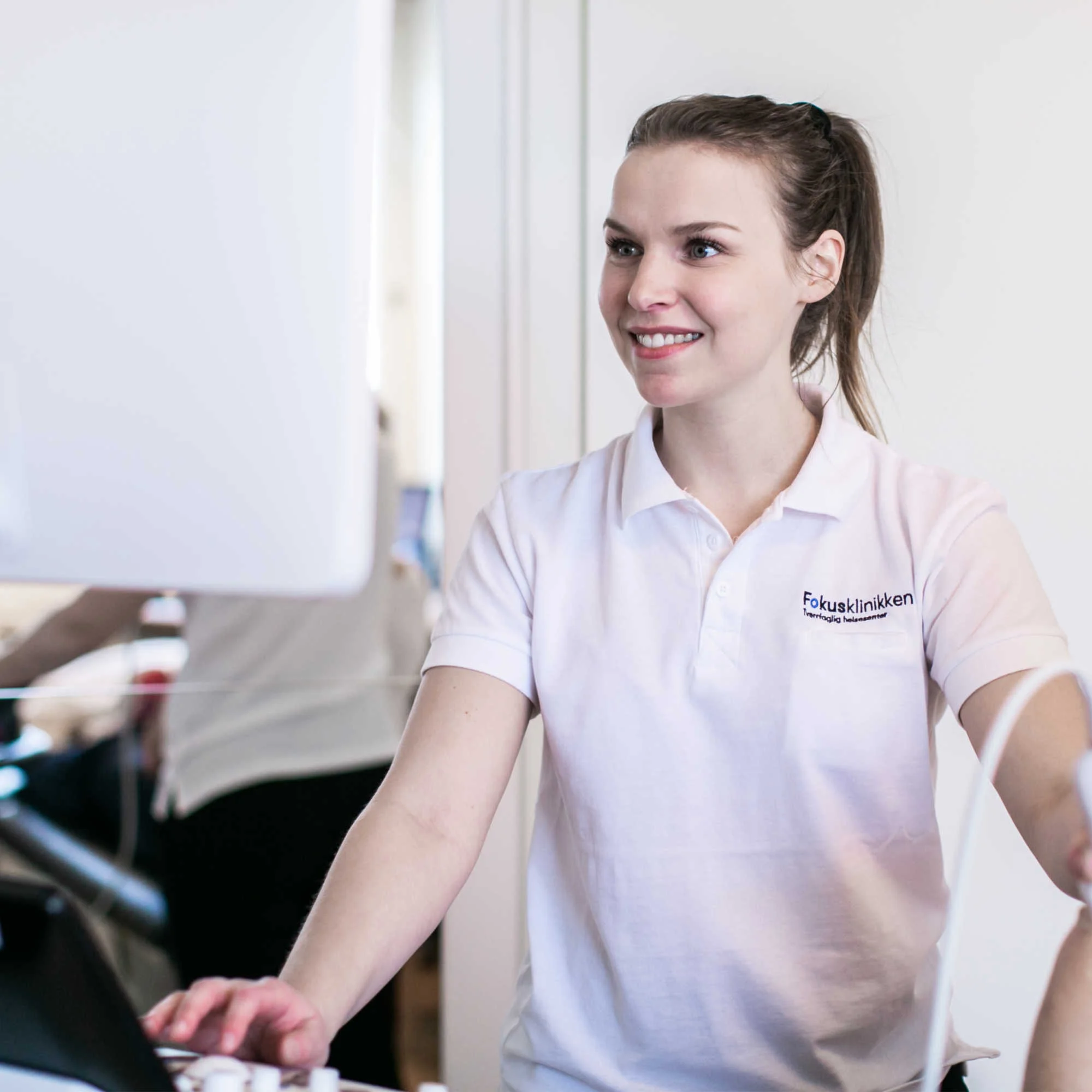 Fysioterapeut Ane på Fokusklinikken kan hjelpe deg med trening og behandling.