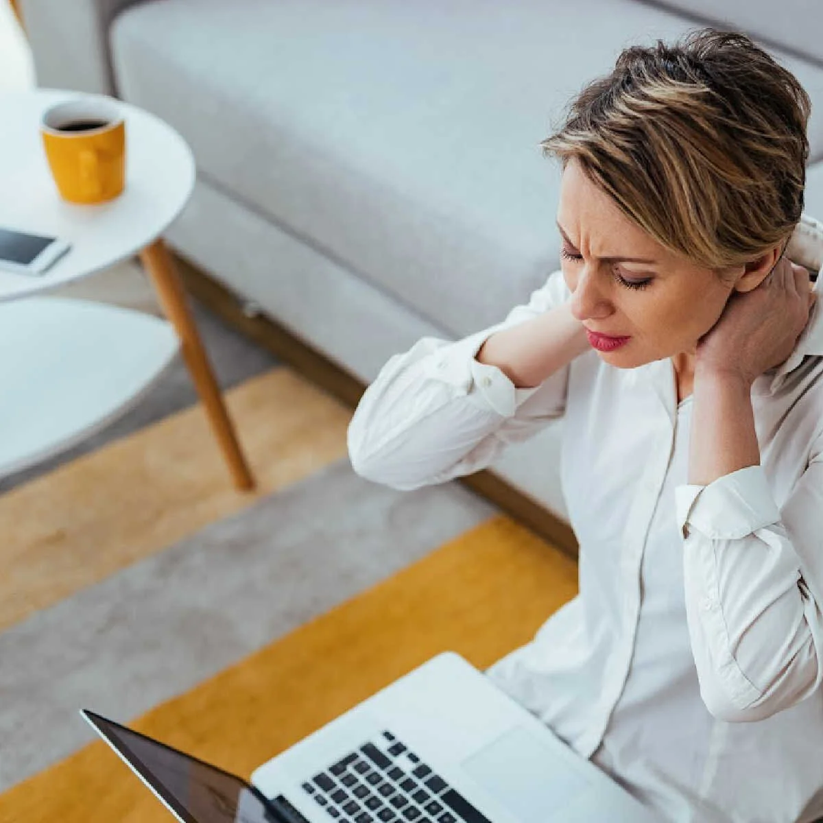 Feil sittestilling  over tid kan føre til smerter i nakke og rygg