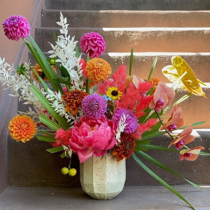 Yo por ti, tu por mi. #FloriconventoFlowers #nycflorist #summerblooms #harlemflorist #dahlias #peonies