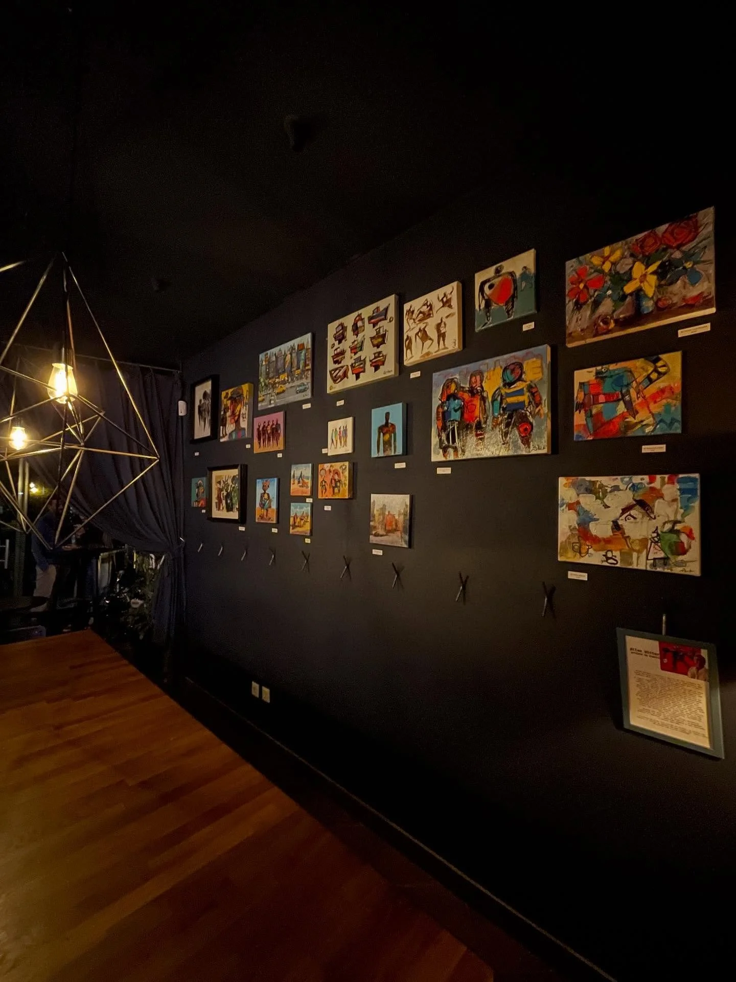 Exposi&ccedil;&atilde;o de Allen Wittert, artista Sul Africano a viver em Esmoriz. 
As suas obras s&atilde;o de estilo expressivo que combina abstra&ccedil;&atilde;o e figura&ccedil;&atilde;o com cores din&acirc;micas.
Todas as obras est&atilde;o dis