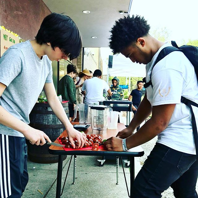 My Students @bugs_brooklyn  making pedal powered green and red salsa at their first school run farmers market.  We also fried up our own tortilla chips in class with the our Spring Project Block signature spice mix.  #urbangardening #schoolgardens #c