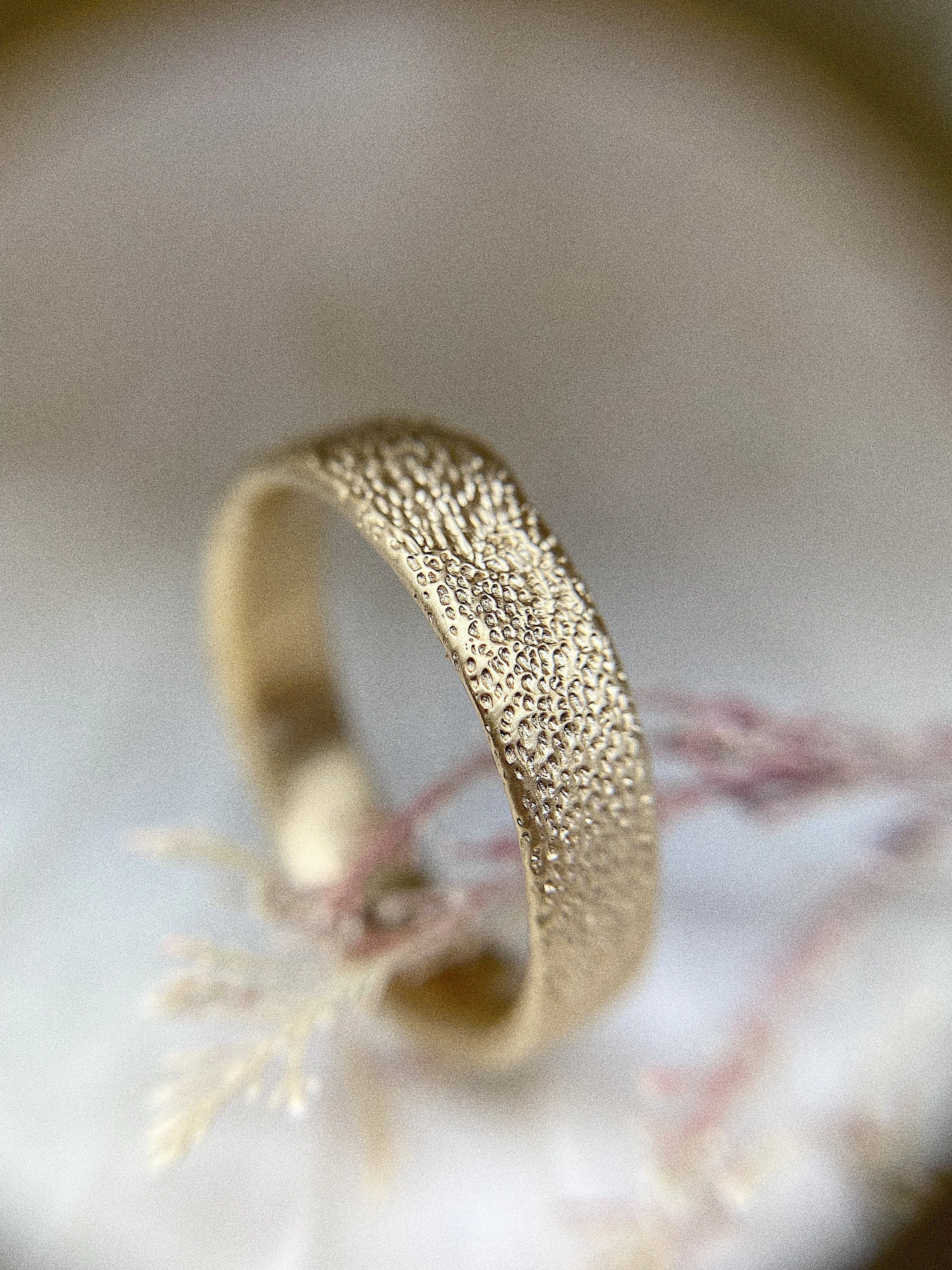 9ct wide seaweed band.JPG