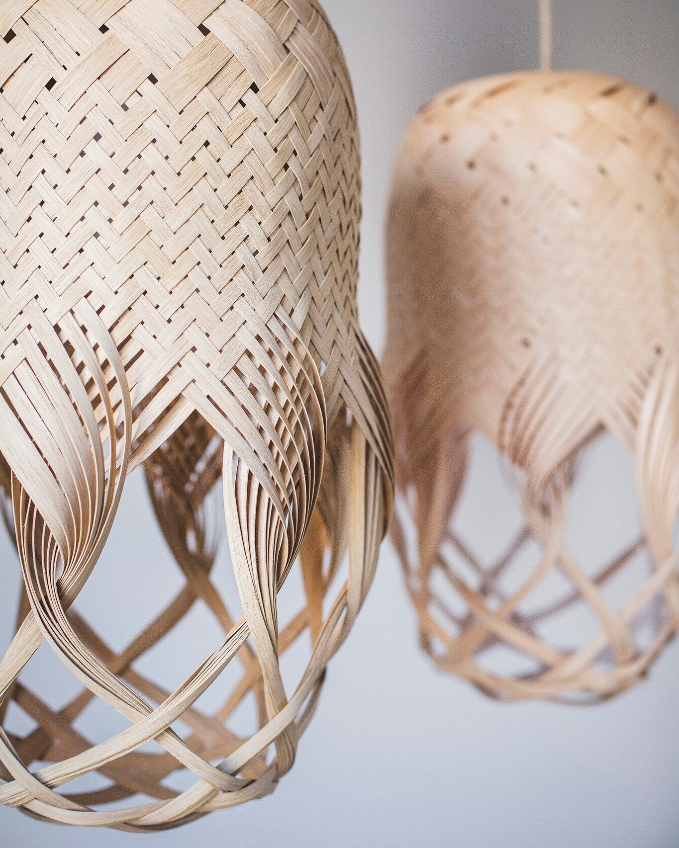 Close up detailing of my PREN06 handwoven pendant light in both oak and maple wood shades. 
.
Photography Heather Birnie 
.
#pendantlighting #handmade #handmadelighting #craftedlight #wovenlighting #basketlight #interiorlighting #lighting #bespokelig