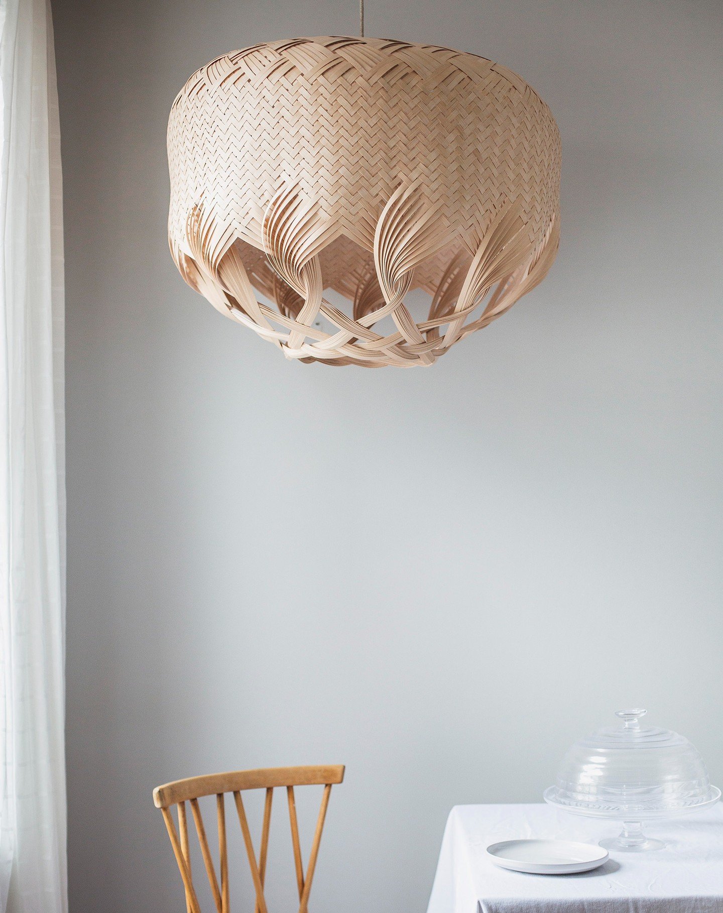 PREN07 hand woven pendant light in maple wood. The PREN07 pendant light is a statement light that will add an elegant wow factor to your interior. The overlapping strips of wood create a delicate feature whilst the large curves offer downward light.
