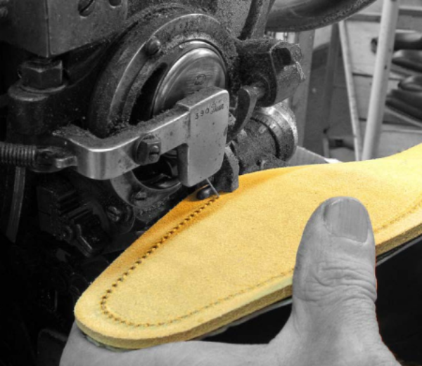 STEP 6 - ATTACHING THE SOLE - Application of the sole For outstanding flexibility and greater durability, the soles of Fratelli Borgioli shoes are sewn to the uppers. This is a detail you will find only on high-quality or custom-made shoes.