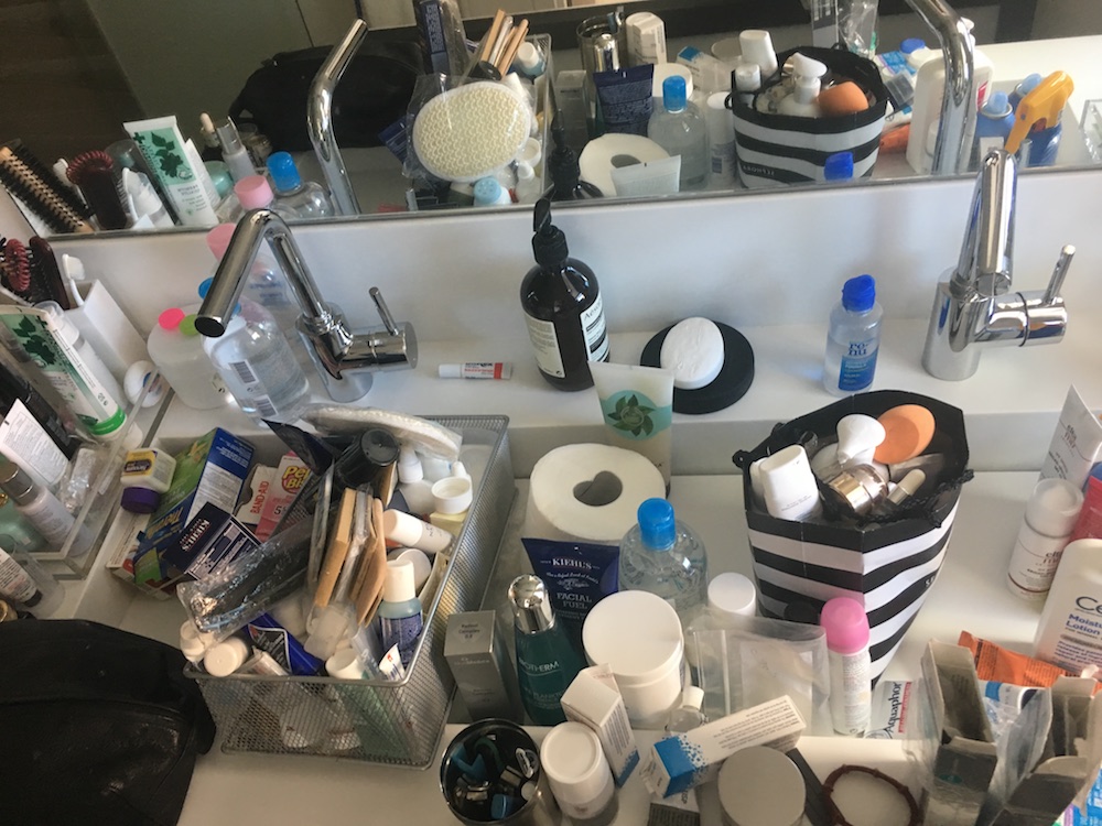 devivre_concierge_services_bathroom_organization_before.jpeg