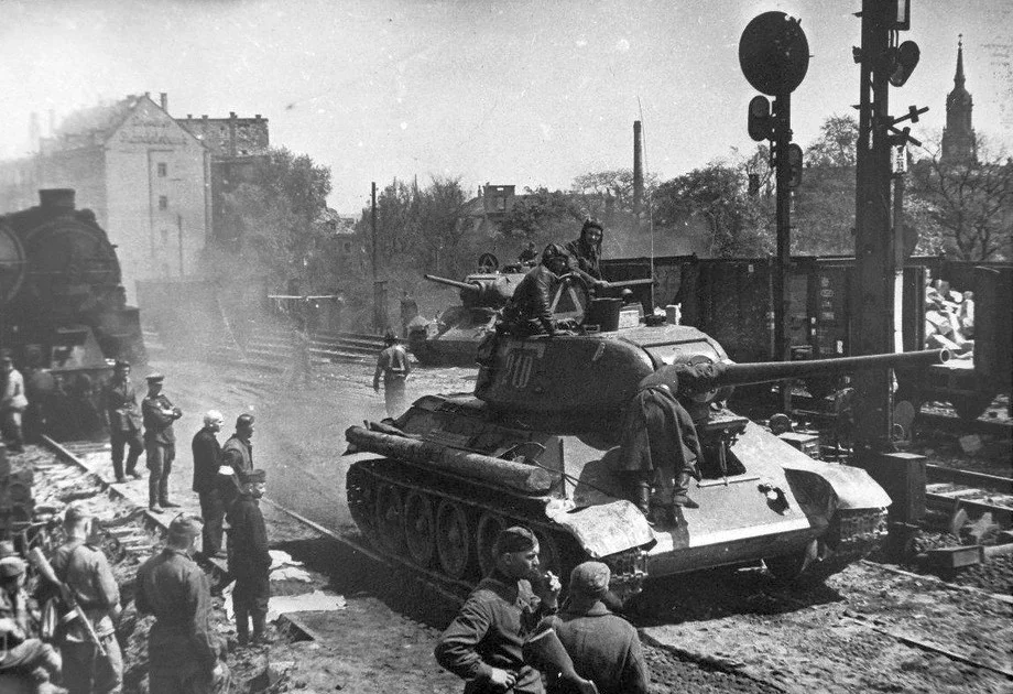 A T-34-85. It mounted a bigger cannon than the average T34, but you can get a good sense of scale here.